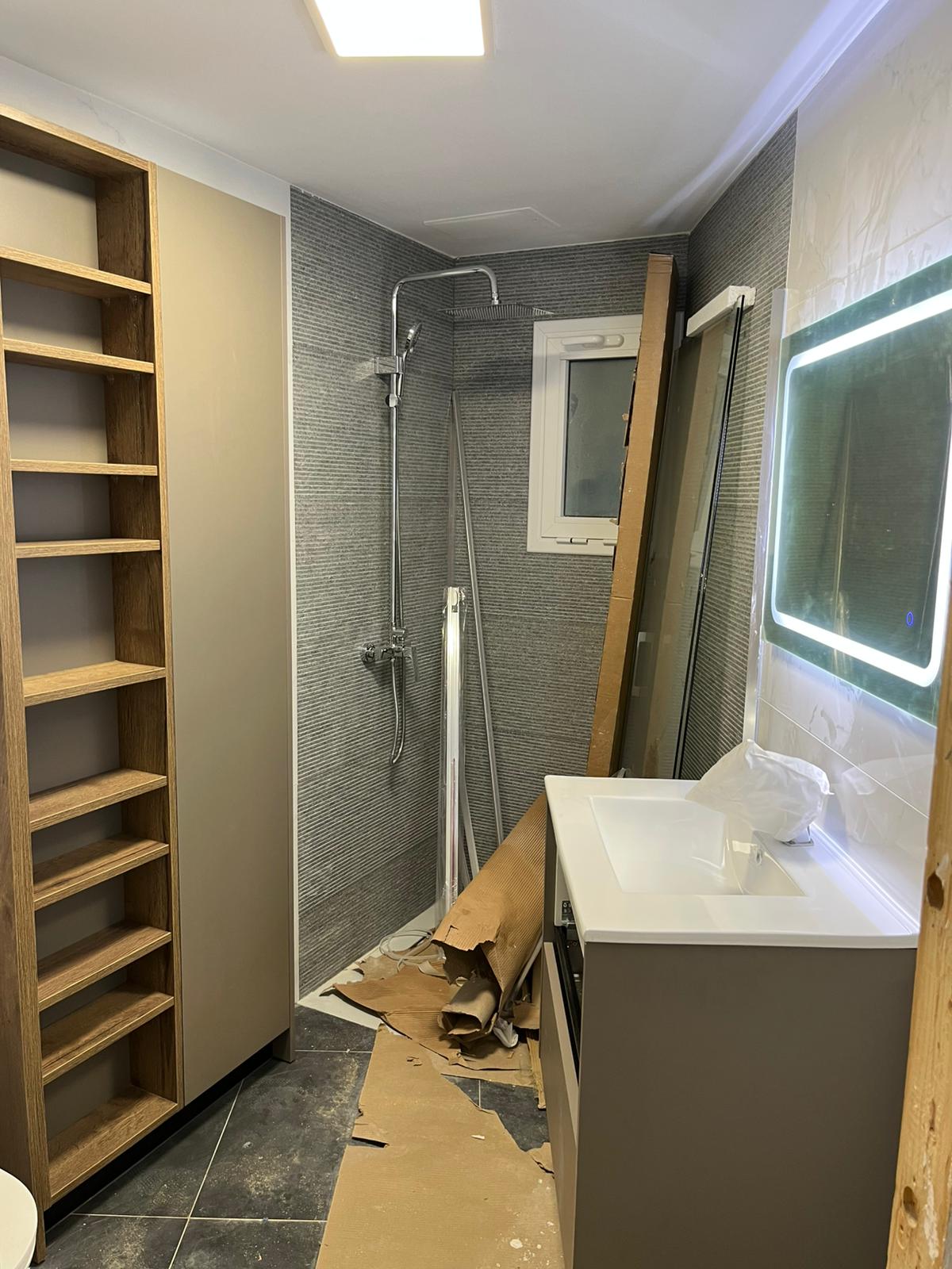 Interior de la ducha con mampara y plato integrado